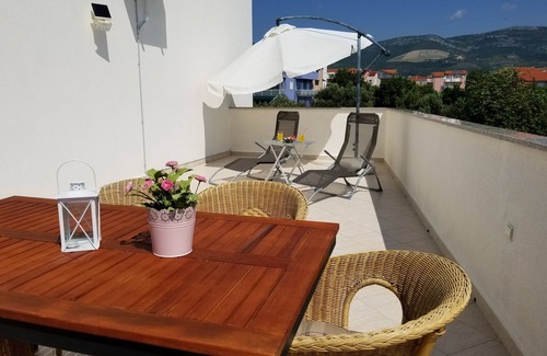 Kastel Stafilic Apartment | 2 min walk to beach,Seaview Apt with 35m2 seaview terrace, BBQ, parking