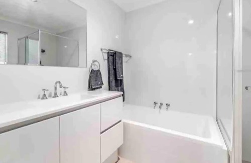 Henley Beach House | 2 mins to Henley Square, parking, wifi and outdoor area. Sleeps 7, Pet friendly