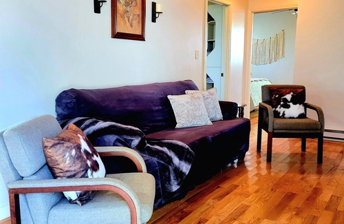 Benton Cottage | 2 minutes from Jonathan's Creek boat ramp! Lake view. Family vacation
