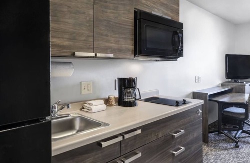 Mitchell Hotel | 2 Modern Suites with Fully Equipped Kitchen Near Mitchell Prehistoric Village
