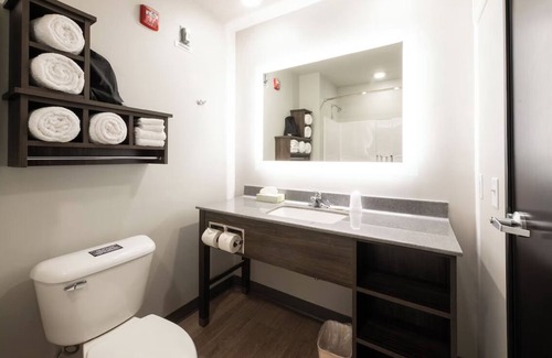 Mitchell Hotel | 2 Modern Suites with Fully Equipped Kitchen Near Mitchell Prehistoric Village