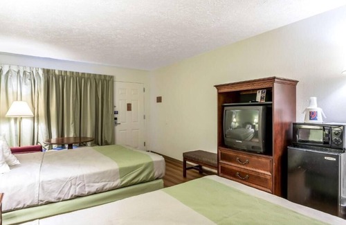Edgewood Hotel | 2 Pleasant Rooms for Passing Travelers w/Breakfast & Easy I-95 Access