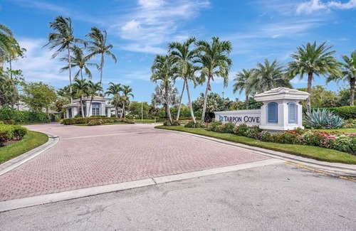 North Naples Condo | 2 PLUS DEN2 BATH CONDO IN BARBADOS AT TARPON COVE, 1ST FLOOR, SEASONAL