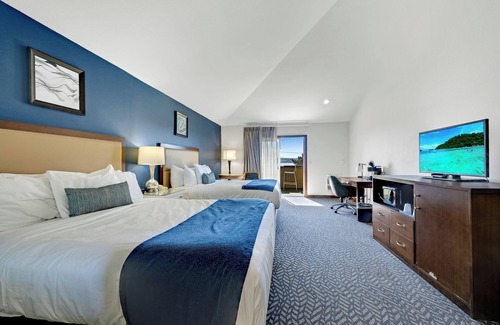 Bodega Bay Hotel | 2 Queen Vaulted Ceiling with Ocean View!