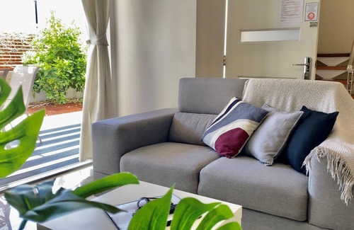 South Perth House | 2 South Perth Family Gem for 6 Parking 3BRM, walk to foreshore