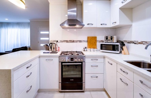 South Perth House | 2 South Perth Family Gem for 6 Parking 3BRM, walk to foreshore