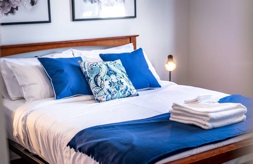 South Perth House | 2 South Perth Family Gem for 6 Parking 3BRM, walk to foreshore