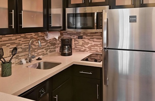 Plantation Resort | 2 Spacious Suites w/Kitchens, Free Breakfast, Outdoor Pool!