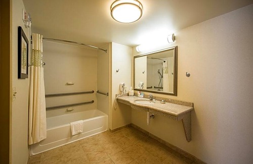 Presque Isle Hotel | 2-Star Hotel ∙ Hampton Inn Presque Isle