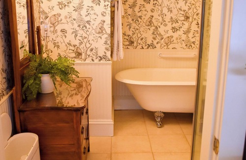 Siskiyou-Hargadine Historic District Bed & Breakfast | #2 The Sleeping Porch @ The McCall House Boutique Hoteln