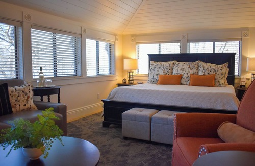 Siskiyou-Hargadine Historic District Bed & Breakfast | #2 The Sleeping Porch @ The McCall House Boutique Hoteln