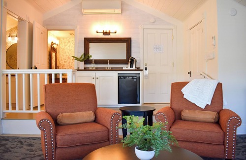 Siskiyou-Hargadine Historic District Bed & Breakfast | #2 The Sleeping Porch @ The McCall House Boutique Hoteln