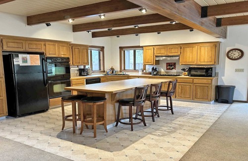 Sunriver House | 2 Tokatee-Sunriver, Oregon: Hot Tub, BBQ, WiFi, SHARC Aquatics, Tubing Hill, Mt. Bachelor, Golf, Deschutes River, Tennis, Bike Paths