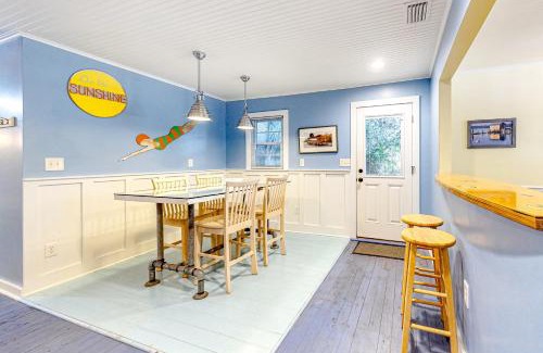 Bradenton Beach House | 2 -Unit Beach to Bay Cottage.Not Grandma's Place