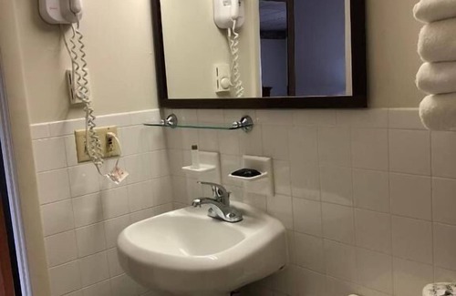 Campbelltown Hotel | 2 Units w/FREE Breakfast and Parking, Close to Zoo America, Hershey Park!