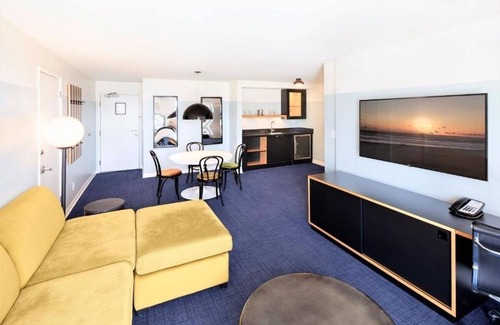 Venice Hotel | 2 Venice Rooms Just Steps from Beach | Rooftop | Balcony | Free Breakfast