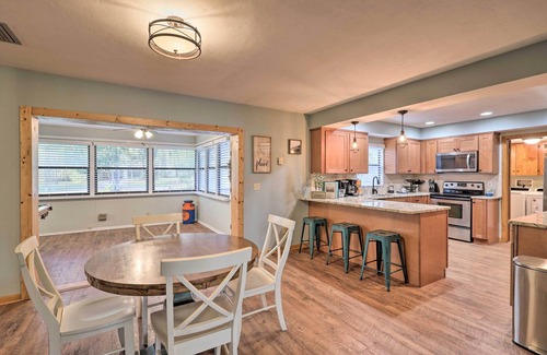 Earleton House | 20 Mi to UF Campus: Santa Fe Lake Escape w/Dock!