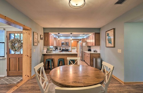Earleton House | 20 Mi to UF Campus: Santa Fe Lake Escape w/Dock!