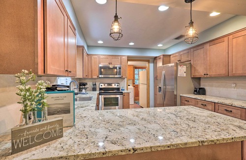 Earleton House | 20 Mi to UF Campus: Santa Fe Lake Escape w/Dock!