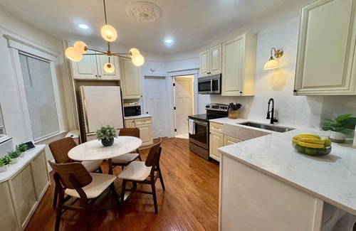 The Heights House | 20 min NYC Private Rm Queen Bed Parking
