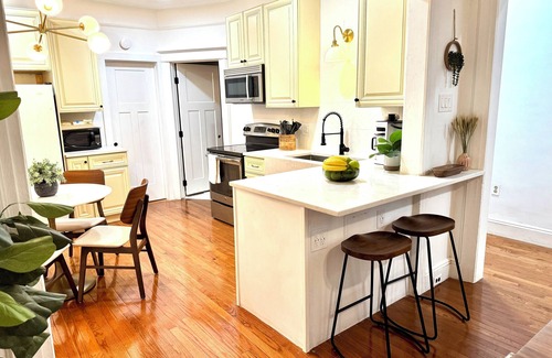 The Heights House | 20 min NYC Private Rm Queen Bed Parking