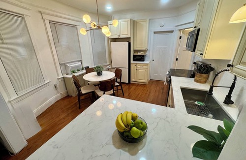 The Heights House | 20 min NYC Private Rm Queen Bed Parking