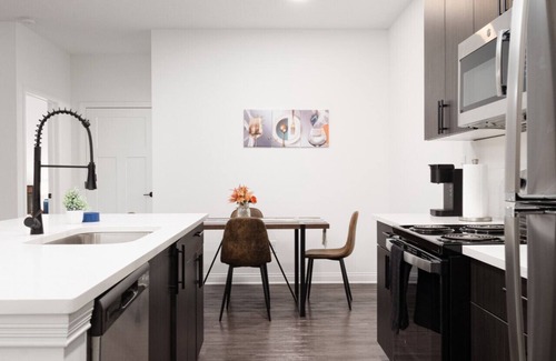 Whitestown Apartment | 20 mins DT| Sleeps 9 | Decadent Haven Spacious Gym