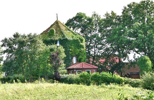 Kreitlapperei House | 200 year old windmill as a vacation home near Greetsiel. Pet friendly!
