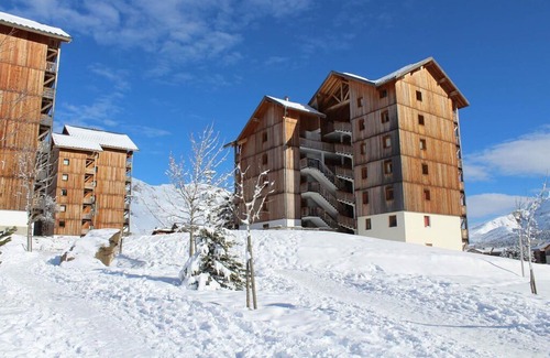 Saint-Etienne-en-Devoluy Apartment | 200m from resort center, 3rd floor, view mountain, balcony, parking, tv, ski locker, 31m²