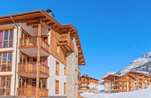 Lanslevillard Apartment | 200m from ski slopes, fitness, swimming pool, sauna, hammam, balcony, tv, ski locker, 68m²