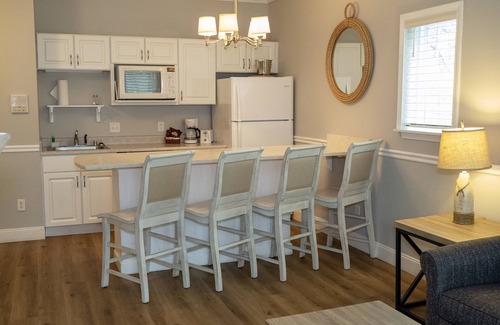 Delavan Lake Condo | 201 - Beautifully Renovated One Bedroom Condo Suite