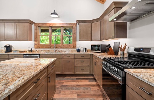 Skyland Cabin | 2023 New Construction~LUXURY CABIN~Hot Tub~15 mins to downtown~hiking~koi ponds