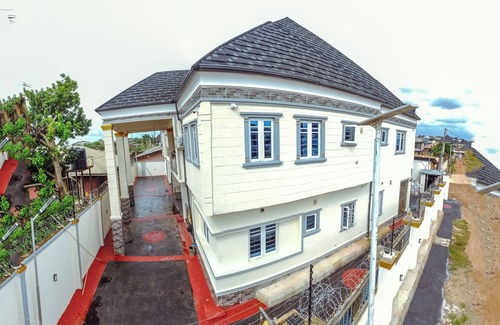 Benin City Apartment | 2025-Built Lavish 3BR Gated Suite in Etete GRA Benin City—24/7 Power & Security!