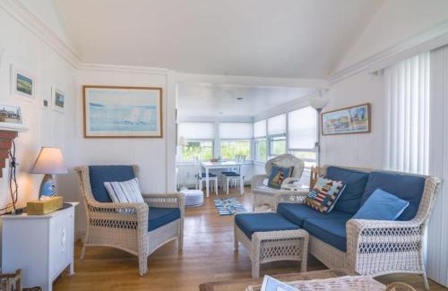 East Sandwich House | 219 North Shore Boulevard East Sandwich - Beach Life