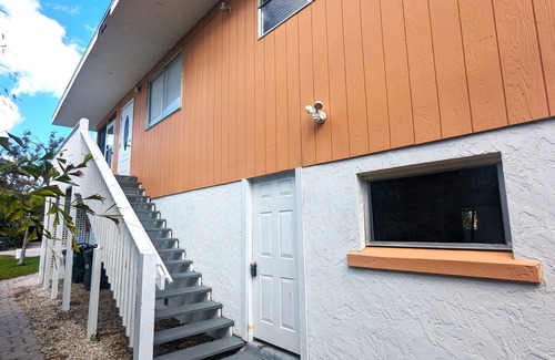 Mid Island House | 231 Dundee - Island Home with Screened Porch near Beach!