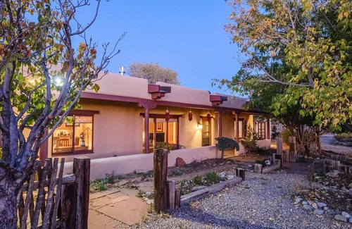 El Prado House | 25 min to Ski | views | Firepit | Privacy