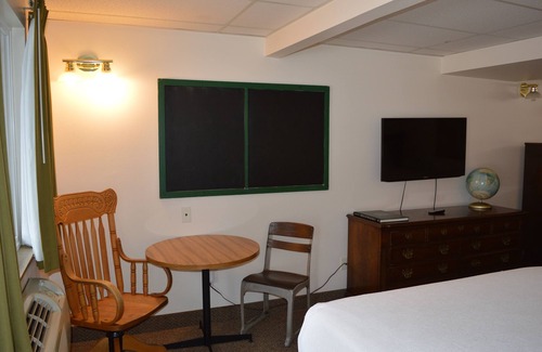 Columbia Falls Hotel | 28- TWO QUEEN BEDS hotel with WiFi and AC in Columbia Falls, 20 Mi to GNP
