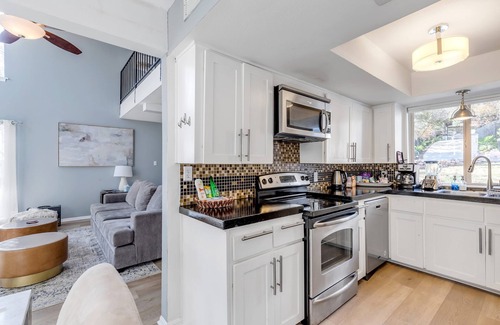 Scenic View West Condo | 2b1b Hidden Oasis in the Hills - Close to Downtown