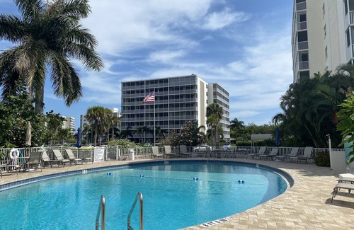 Vanderbilt Beach Condo | 2bd 2bth Vanderbilt Beach 4 min to Beach-14 day rentals starting April 1- Dec 30