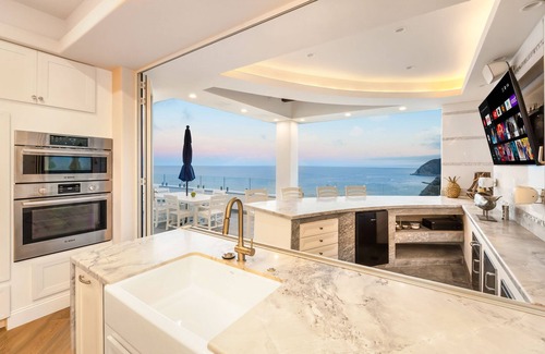 Avalon Condo | 2BD Penthouse Suite, Unobstructed Views in Hamilton Cove (UPPER UNIT), CART & AC