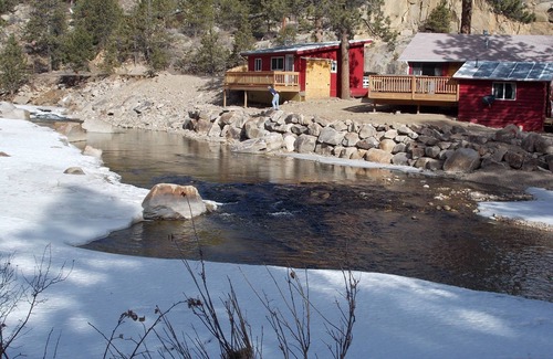 Drake Cabin | 2bed 1bath unit with deck and hot tub, on the river 5 min to Estes park