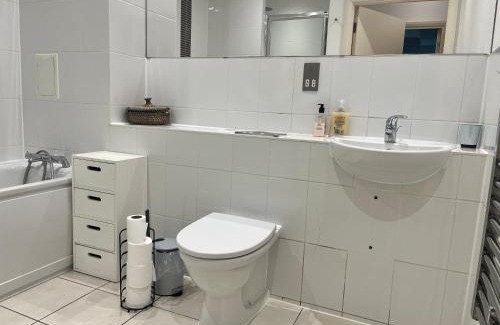 Queen's Park Apartment | 2Bed Apt in Vibrant Queens Park