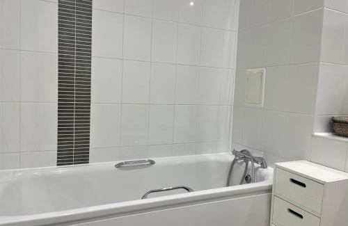 Queen's Park Apartment | 2Bed Apt in Vibrant Queens Park