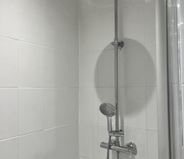 Queen's Park Apartment | 2Bed Apt in Vibrant Queens Park