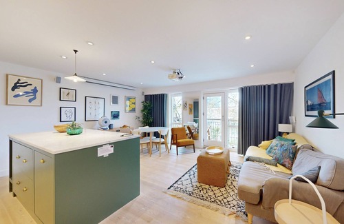 Stepney Green Apartment | 2Bed Flat w/ Lift & Balcony -10min to Tube Station