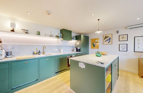 Stepney Green Apartment | 2Bed Flat w/ Lift & Balcony -10min to Tube Station