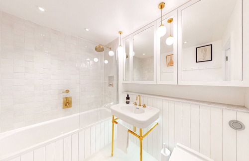 Stepney Green Apartment | 2Bed Flat w/ Lift & Balcony -10min to Tube Station