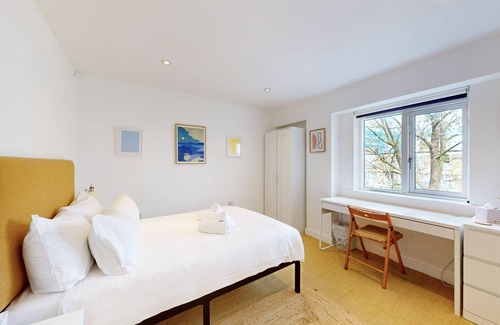 Stepney Green Apartment | 2Bed Flat w/ Lift & Balcony -10min to Tube Station