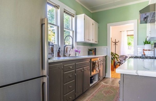 Atlantic House | 2BR/1BA Gorgeous Home and Private Gardens - First Hill/Central District