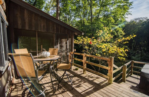 Helmsburg Cabin | 2BR, 2.5BA